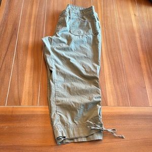 So cargo utility capris - light olive green size 9
